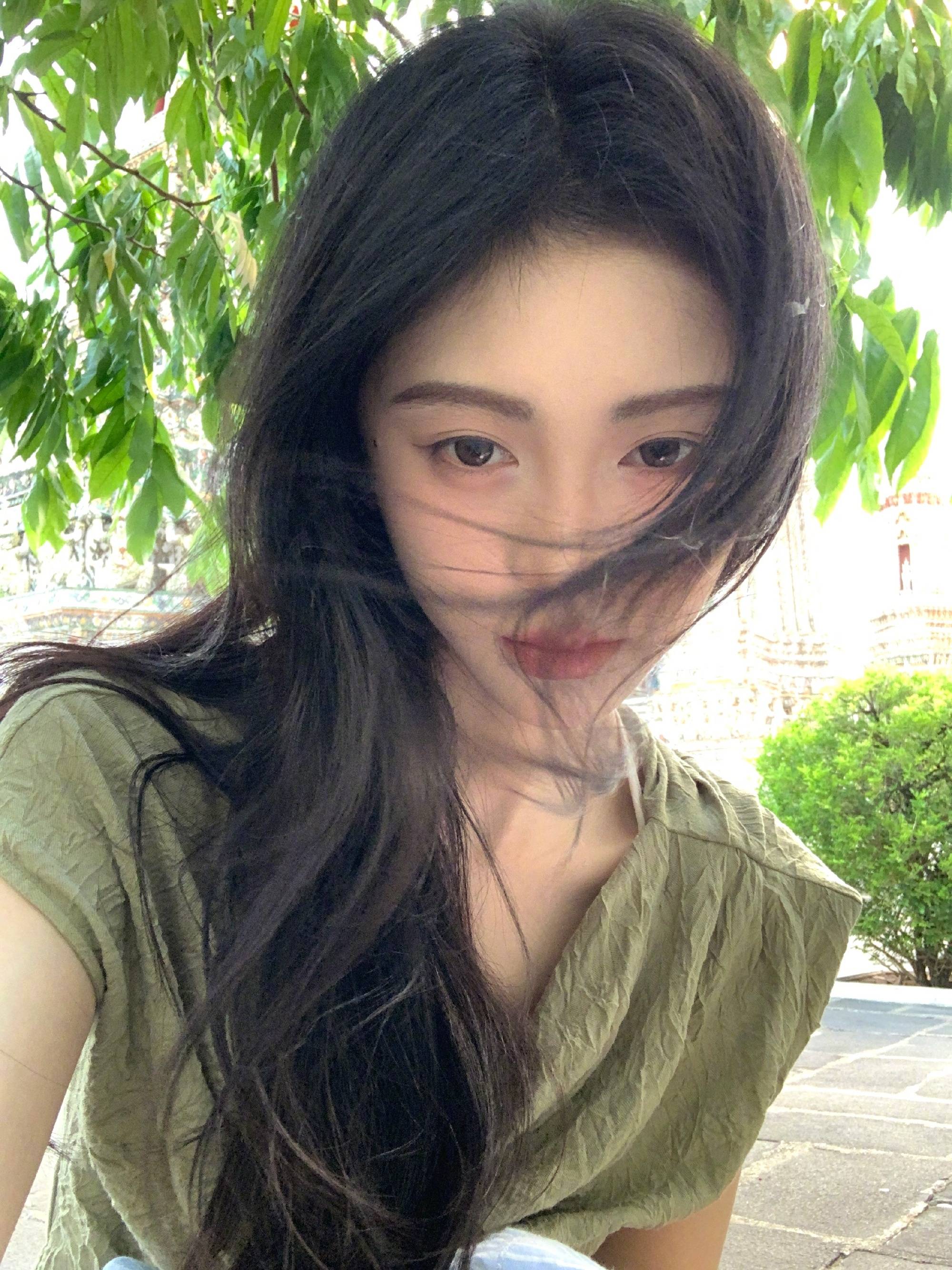 鞠婧祎晒生活随拍照！逛海洋馆与鲨鱼合影心情好