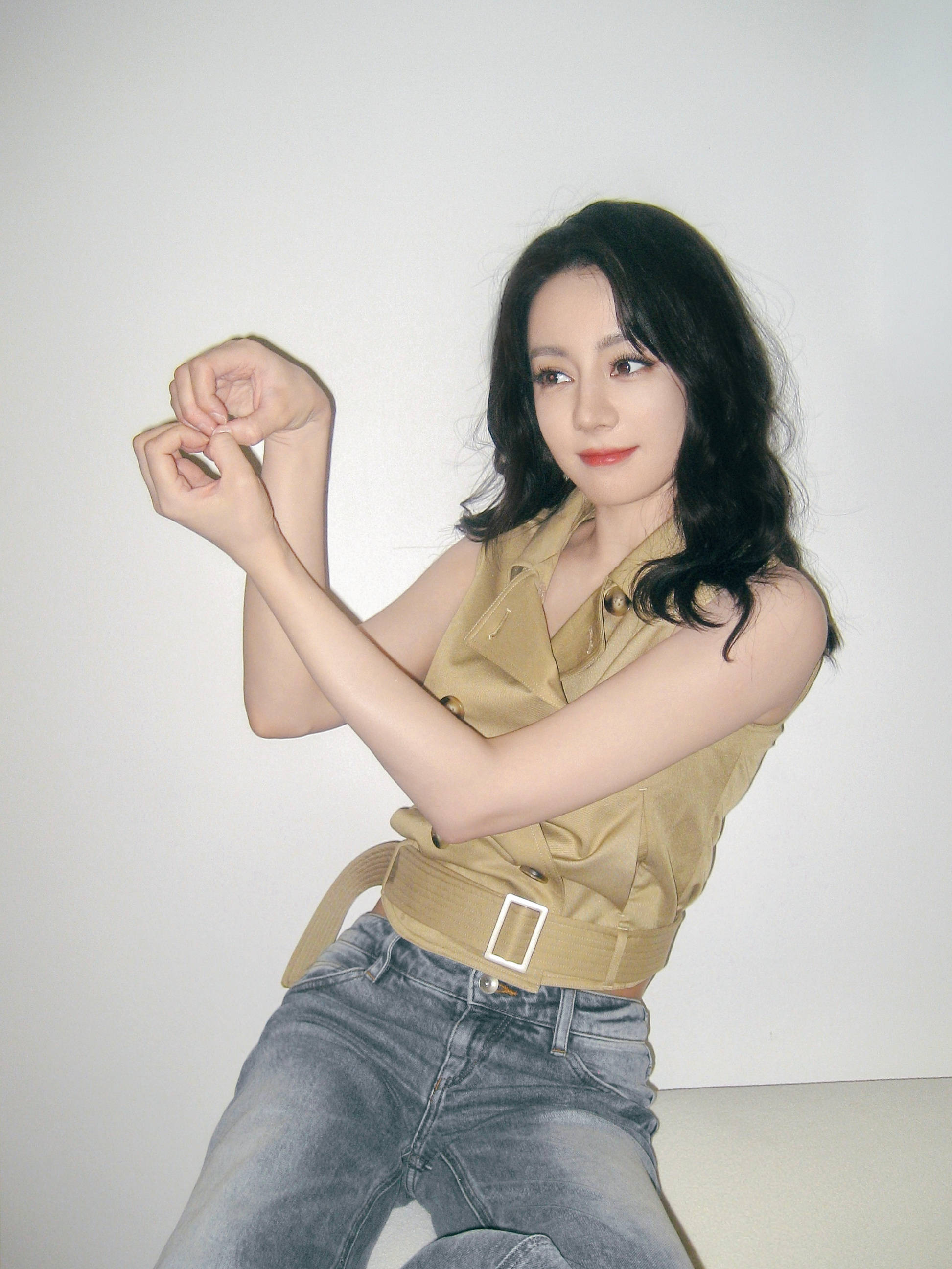 迪丽热巴美照俏皮可爱！嘟嘴wink少女感十足