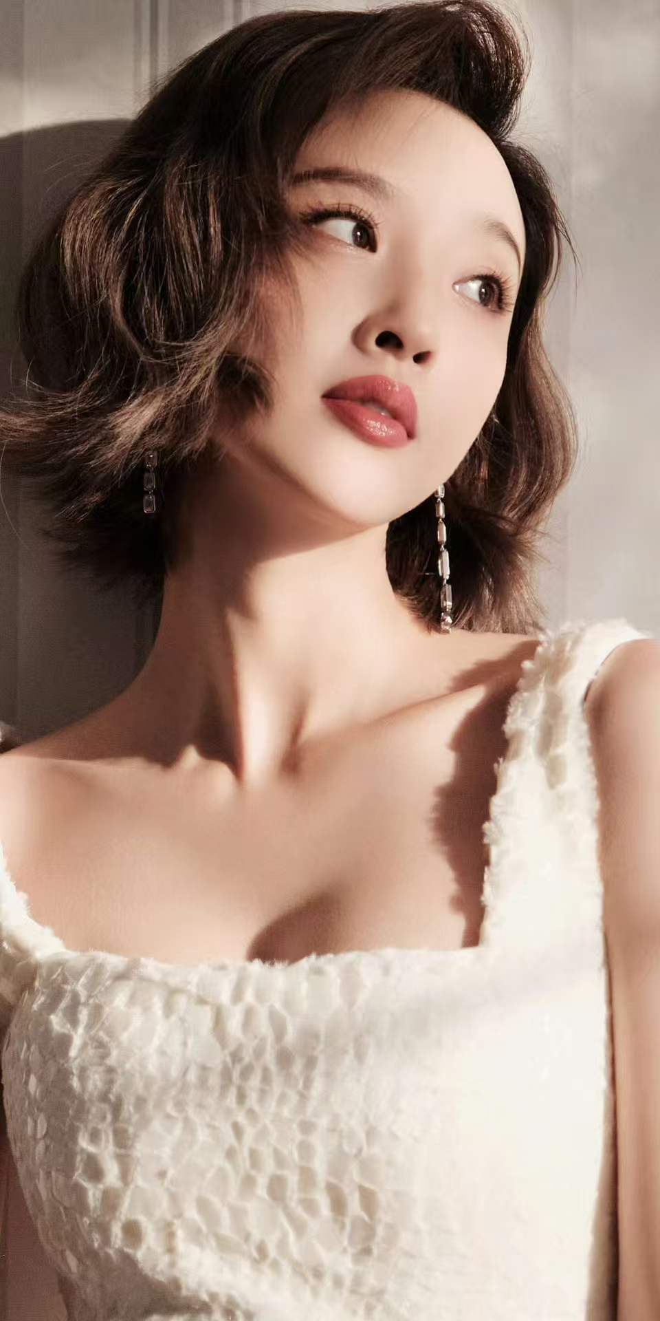 唐艺昕身穿白色短裙元气满满 皮肤白皙少女感满溢