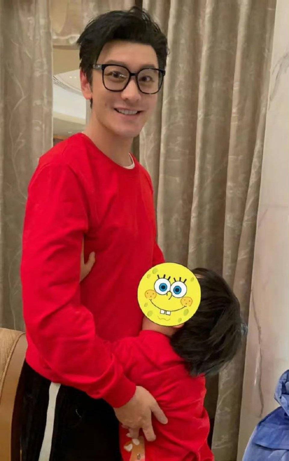 黄晓明晒与儿子骑行合照！小海绵开心比耶活力十足