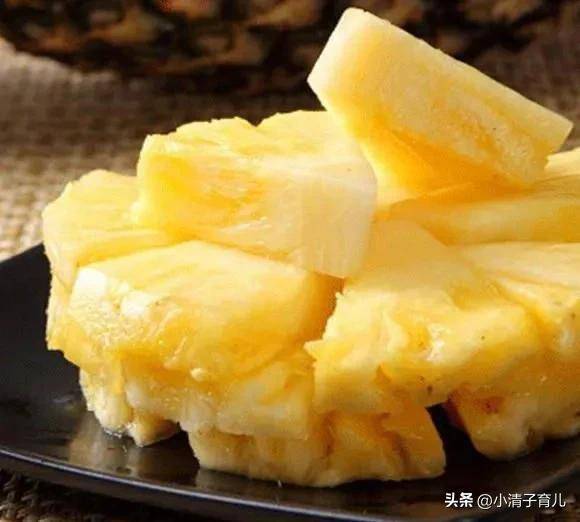 菠萝富含有膳食纤维和糖分，还有多种维生素，矿物质，有机酸，其中钾和