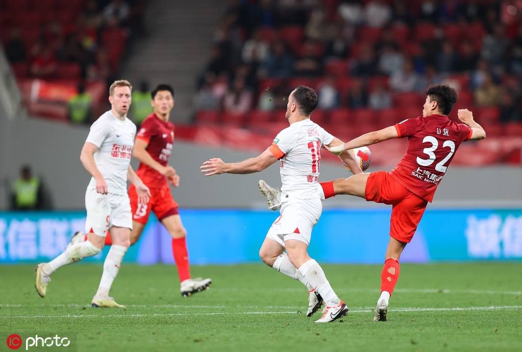 腾讯新闻：香港.一码一肖资料大全-10个月前还在踢中超的罗马尼亚队长，在拜仁主场用一脚超级远射点亮欧洲杯