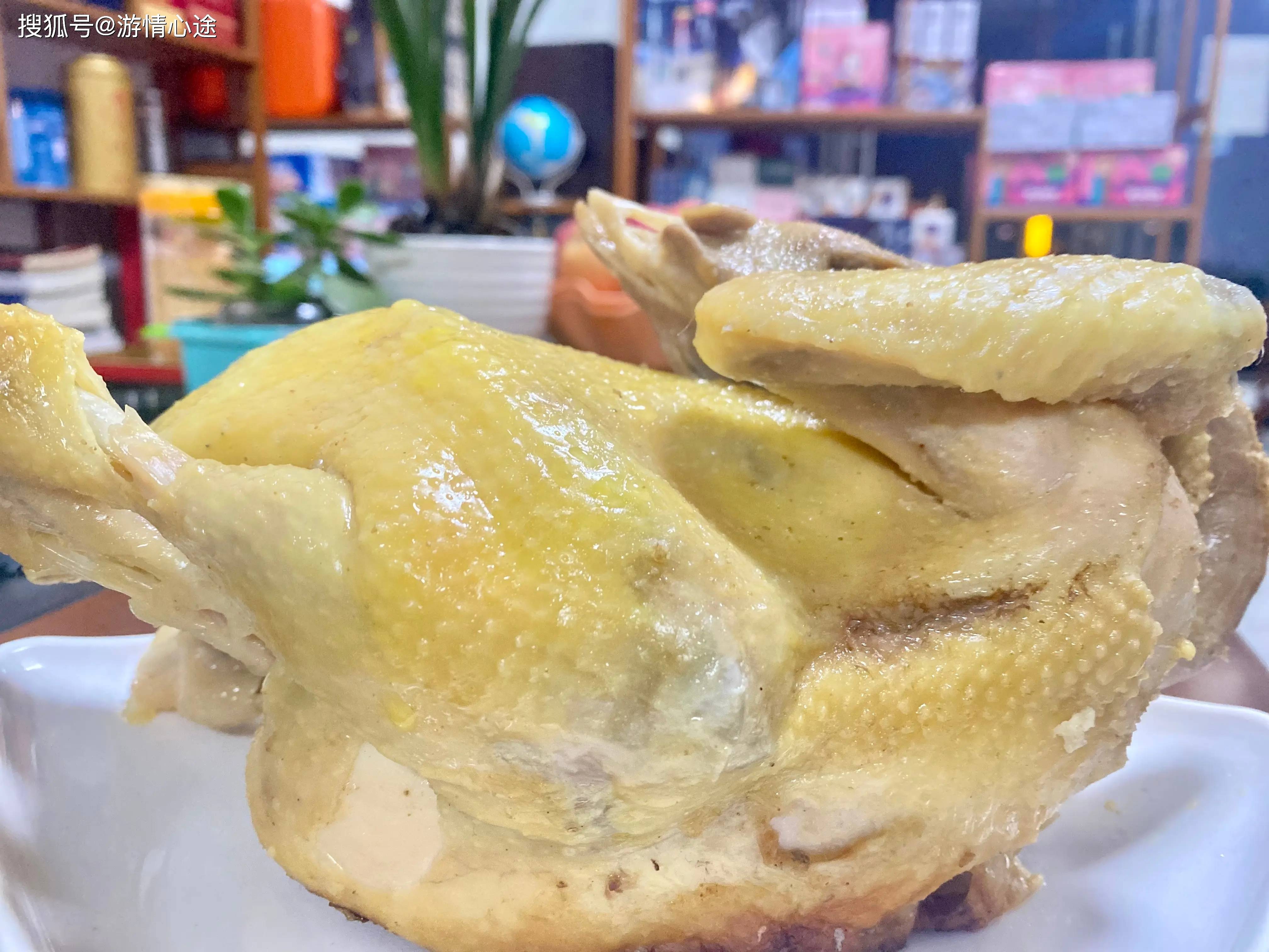 佛冈三州手撕鸡在嘴巴里开了一场欢乐的派对，是味蕾的奇妙冒险