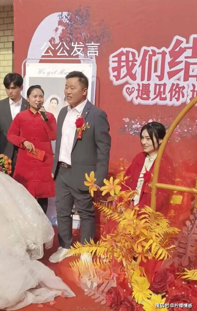 原创河南一年轻婆婆走红，漂亮优雅被误认为是新娘，村民：素颜好美