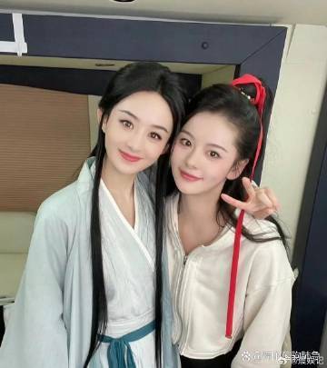 原创赵丽颖与替身的合影：相似度惊人，气质如出一辙