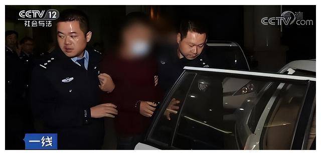 然而民警在查看了监控后发现了端倪，当时吕红开车，李刚是躺在后排的，