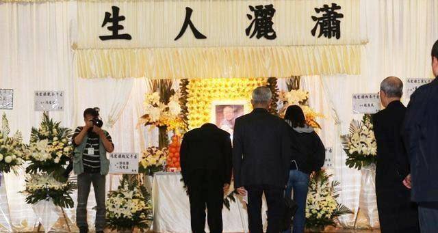 “燕赤霞”午马葬礼：成龙、洪金宝扶灵，刘晓庆献上花圈以示哀思