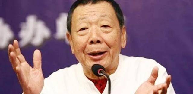 “燕赤霞”午马葬礼：成龙、洪金宝扶灵，刘晓庆献上花圈以示哀思