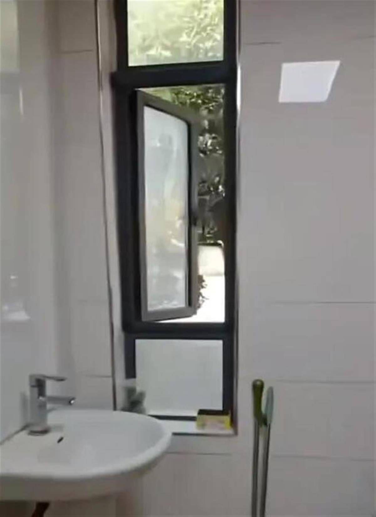 规划局副局长跳窗逃离,被堵4小时不能怪群众 规划局副局长跳窗逃离,被堵4小时不能怪群众