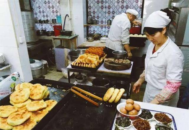 70年代餐饮：街头小吃是些五谷杂粮餐馆大多是家常菜价格还不菲泛亚电竞登录(图6)