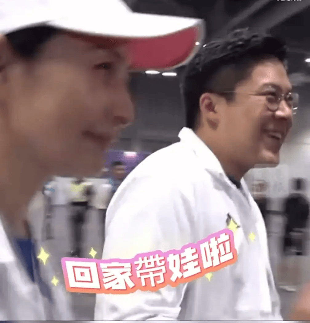 郭晶晶霍启刚夫妇合体跑马拉松 结束后匆匆离去直言要回家带小孩