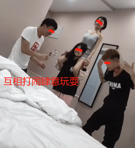 3男3女同住一间宾馆尽情打闹肆意玩耍网友：好像看过他们视频利来国际官网(图2)