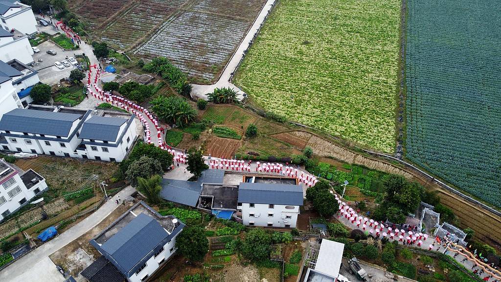 村小组不给外嫁女分补偿款,又是外嫁女承担所有 村小组不给外嫁女分补偿款,又是外嫁女承担所有