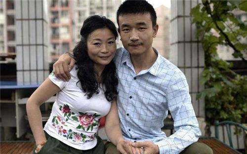 新葡萄娱乐入口46岁新娘23岁郎一树梨花压海棠60天闪婚的母子恋现过得怎样(图5)