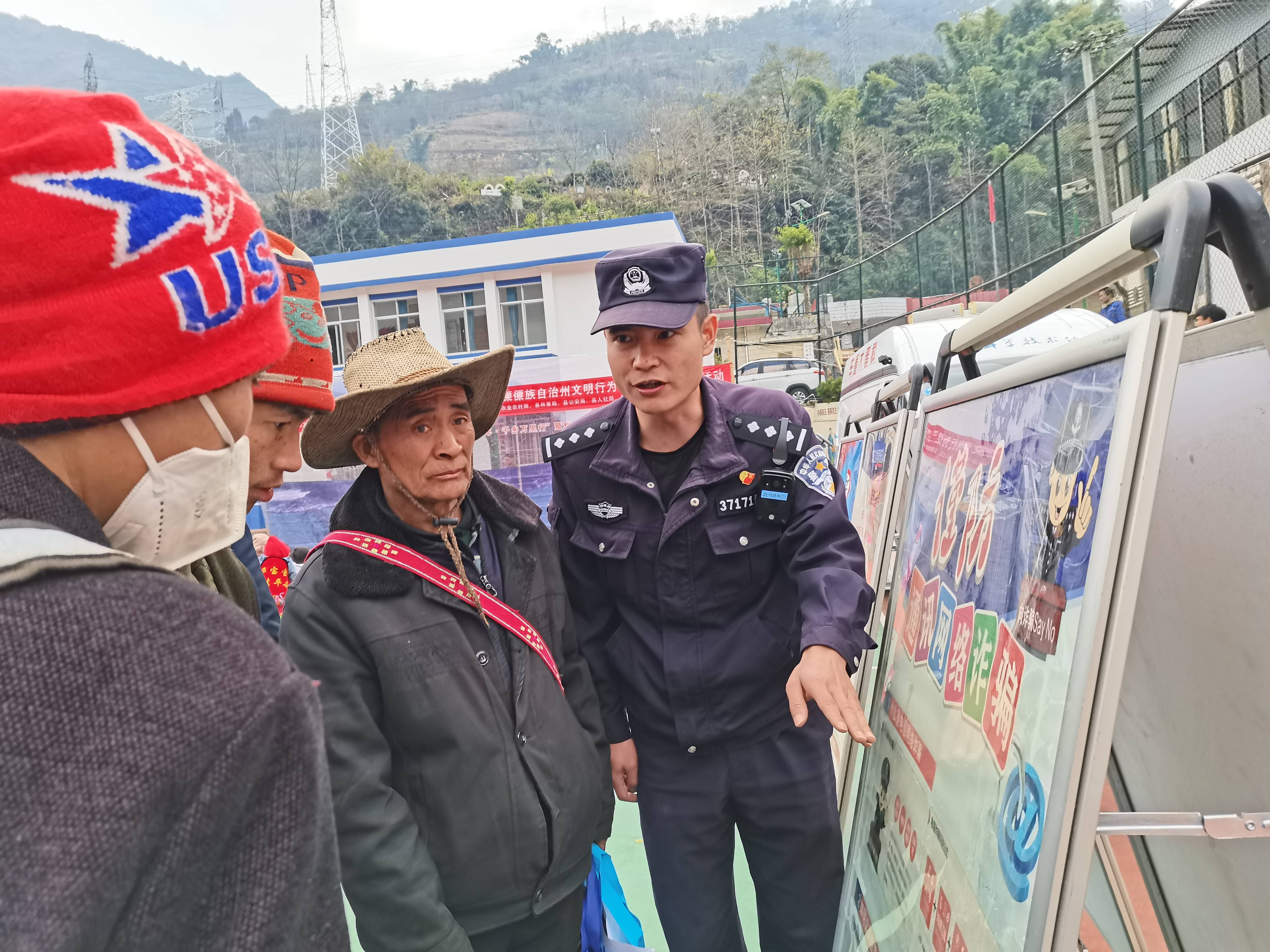 传承雷锋精神 践行初心使命——鹿马登所用心用情点亮为民星光