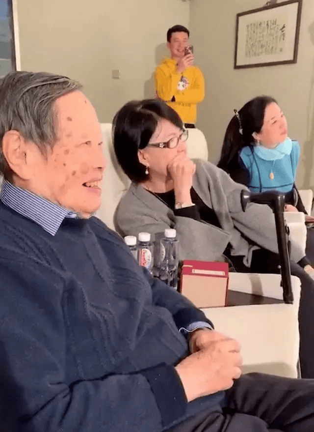 原创             杨振宁月薪惊人！工资全部上交翁帆，难怪看不上那点遗产
