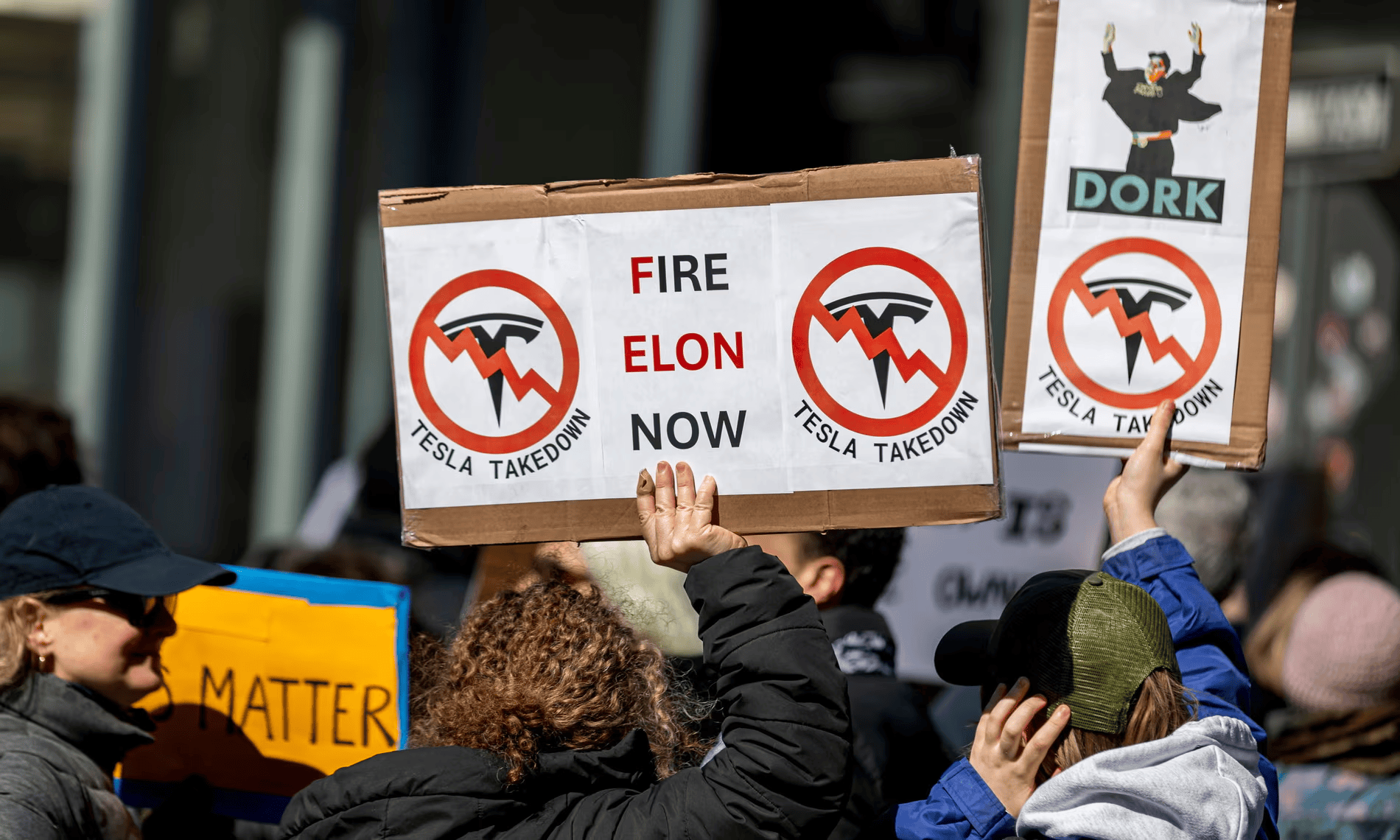 美国爆发抵制马斯克和特斯拉的抗议游行结果喜忧参半。通过大量裁员、获