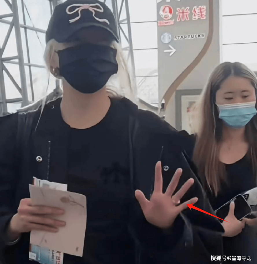 鹿晗关晓彤恋情迎来转机，女方无名指戴钻戒被拍，分手博意外停更