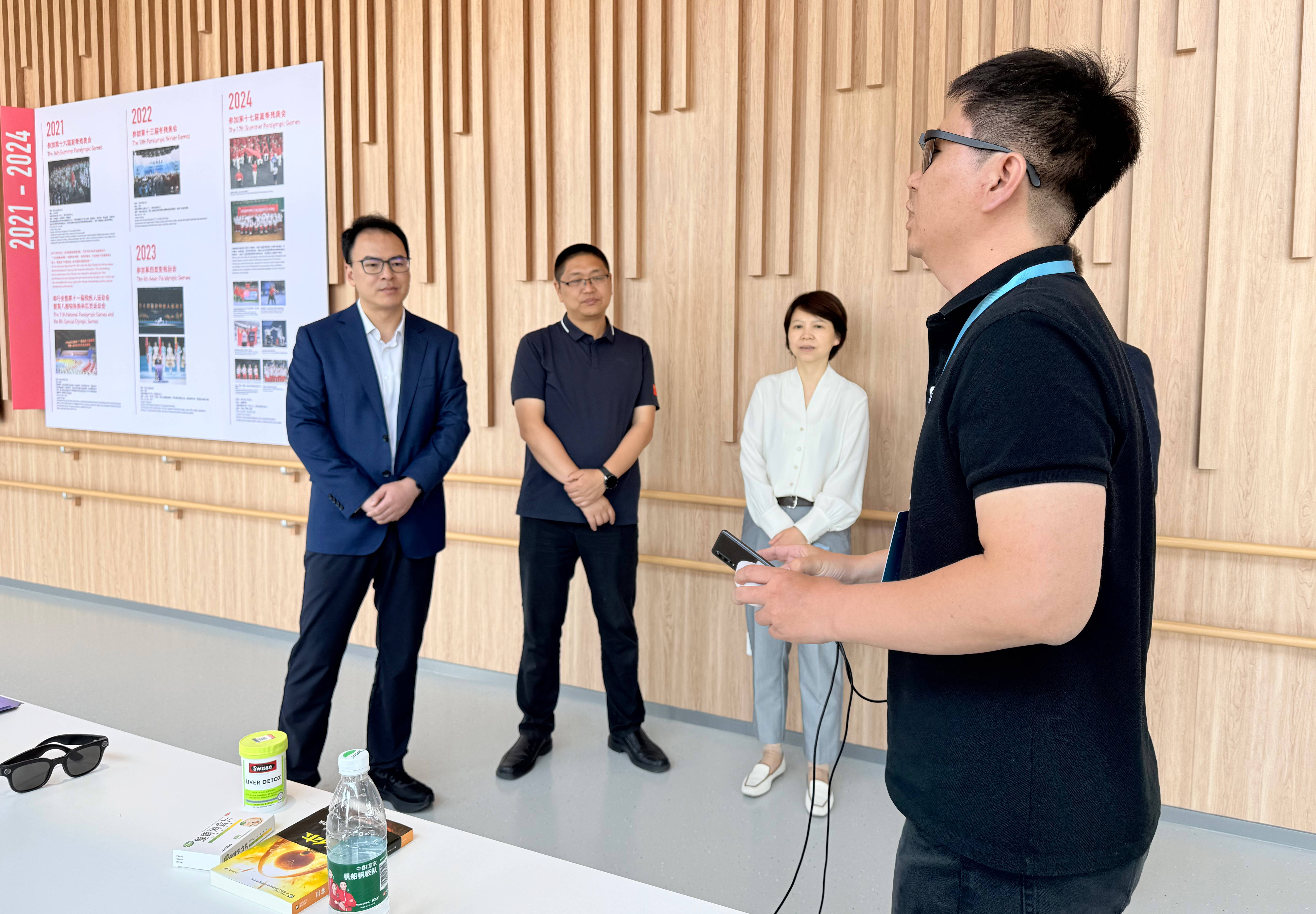亮相2025长三角残健融合运动会开启“视界”新篇pg电子平台联汇科技Homer好马AI视障眼镜(图1)