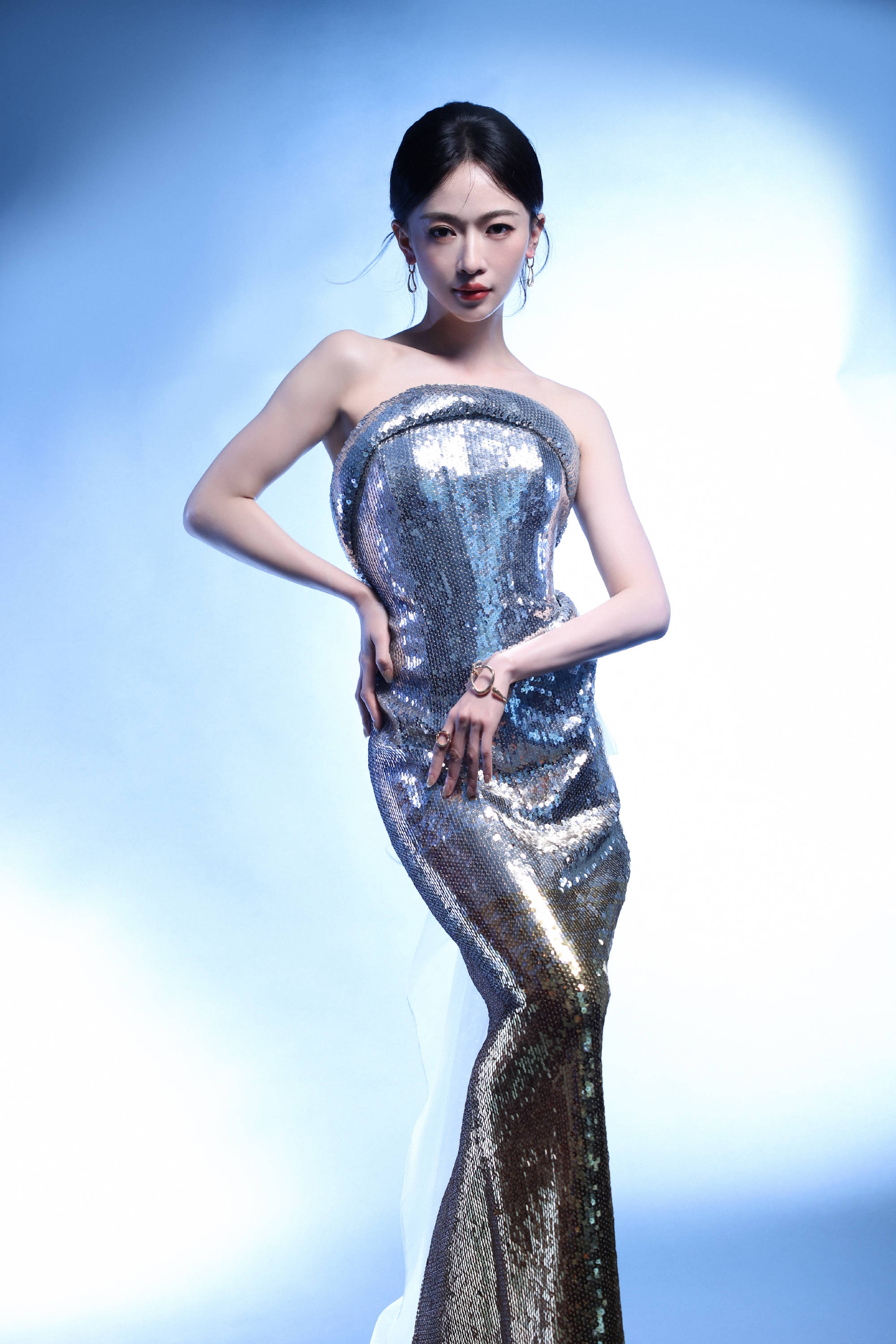 考古 | 吴谨言产后美艳性感！搭档小鲜肉出演古代版扫黑，老公因油腻被刘涛嫌弃