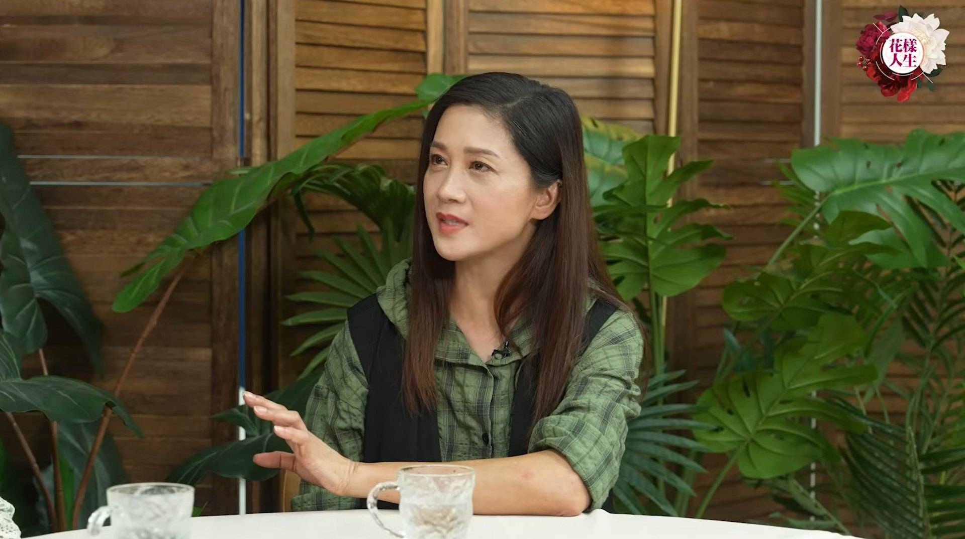58岁香港女星三度流产，自爆膀胱撕裂致不孕，曾劝武警老公找外遇