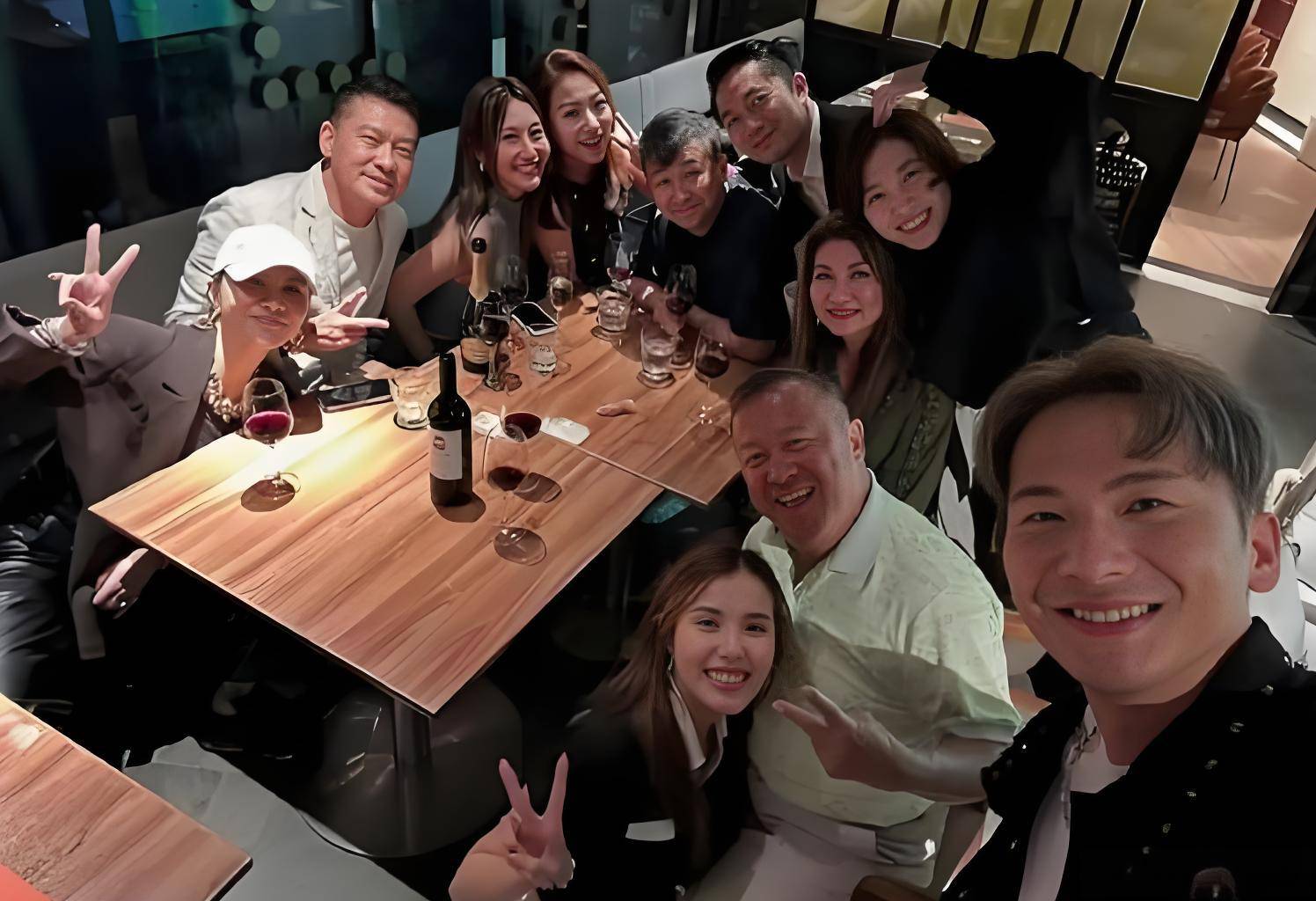 曾志伟摊上事了？马来西亚合影惹争议，火速发声表明爱国立场！