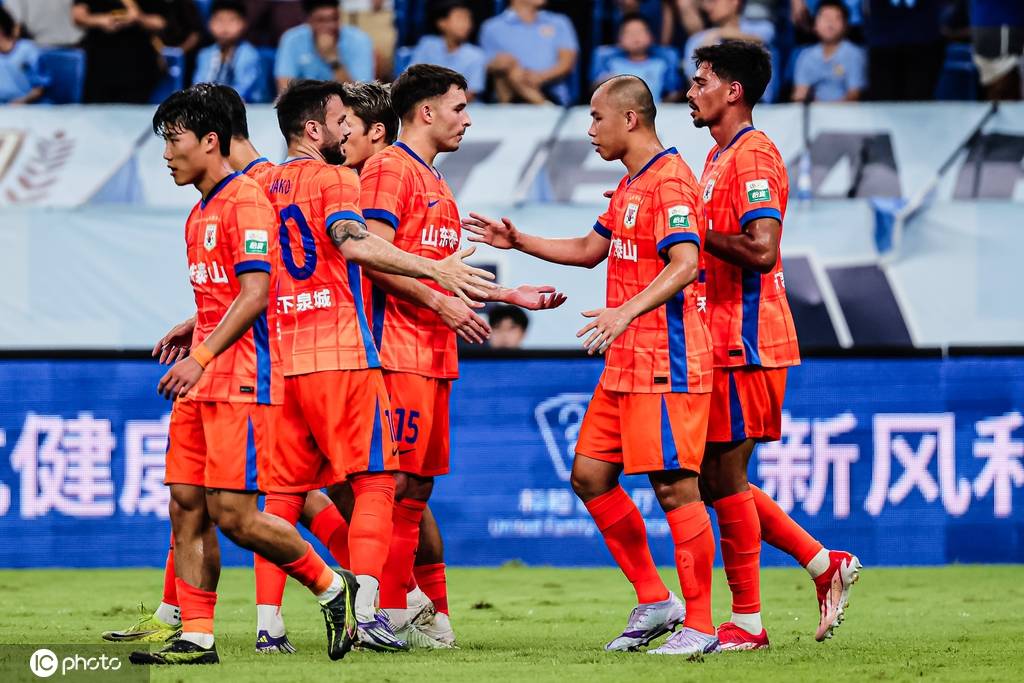 中超-李小恒卡扎伊什维利王彤建功 泰山3-1胜10人深圳