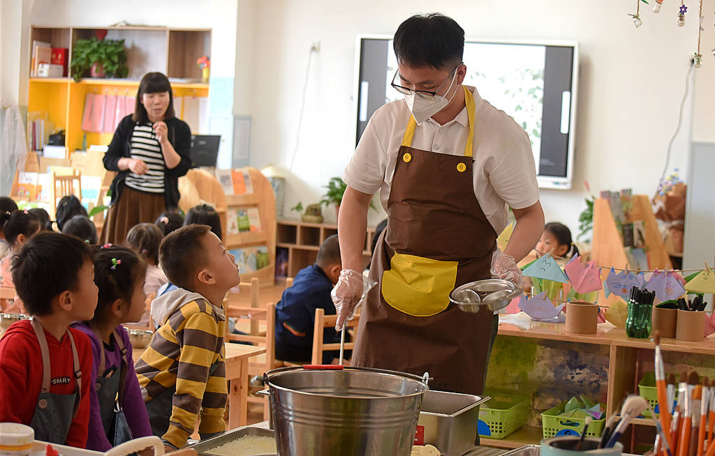 一天20元餐费能吃到龙虾鲍鱼，这家幼儿园怎么做到的