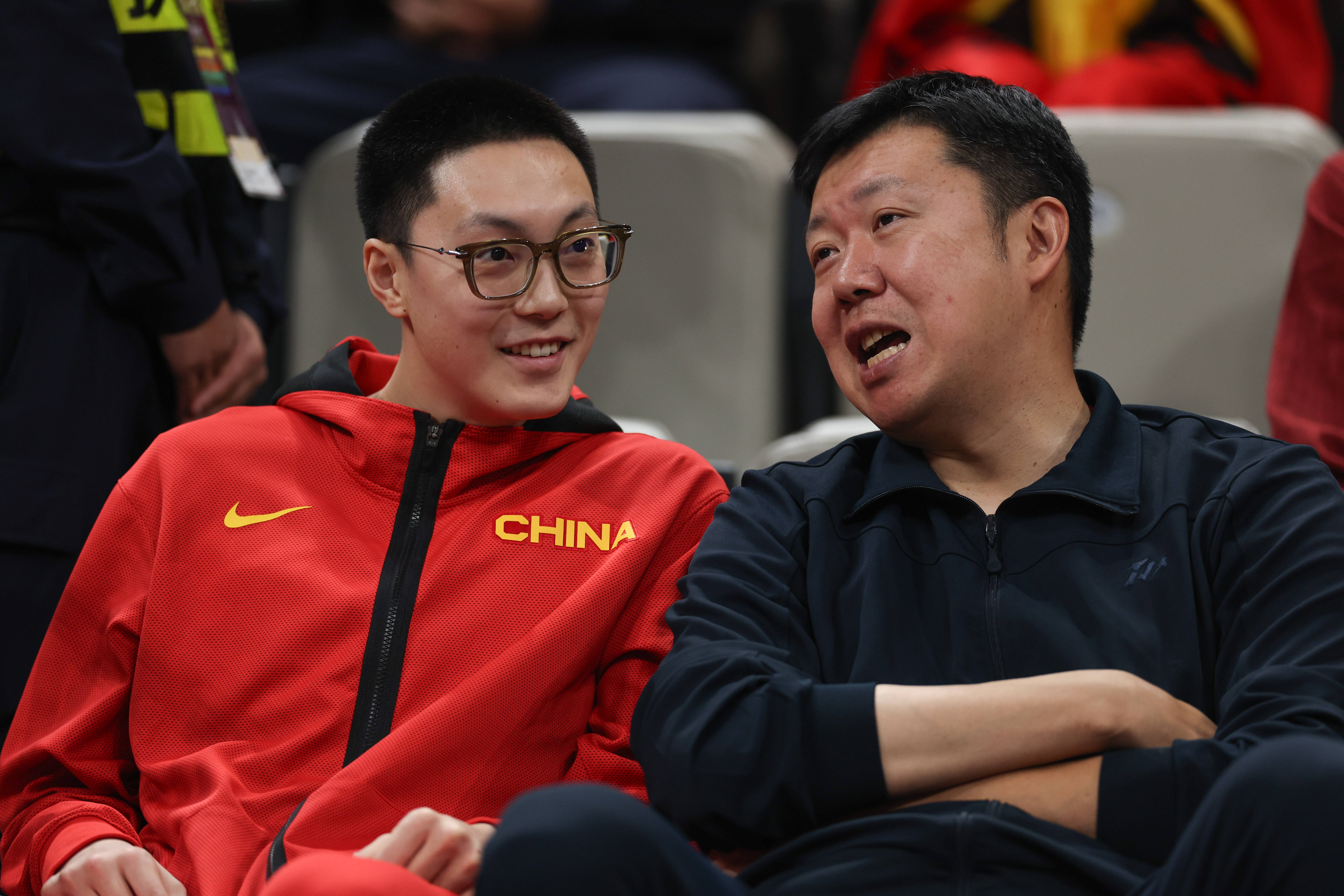 王治郅身份特殊无法全职进国家队 但他能帮就帮