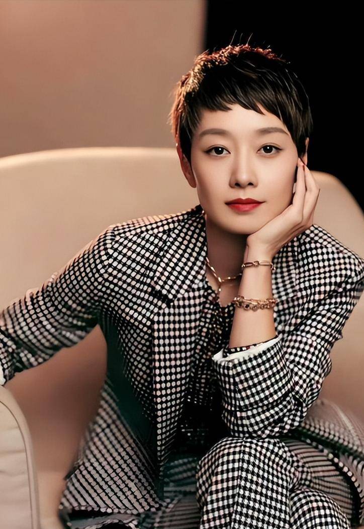 马伊琍女儿在别墅庆生，17岁文君竹颜值赶超妈妈，整完牙更像文章