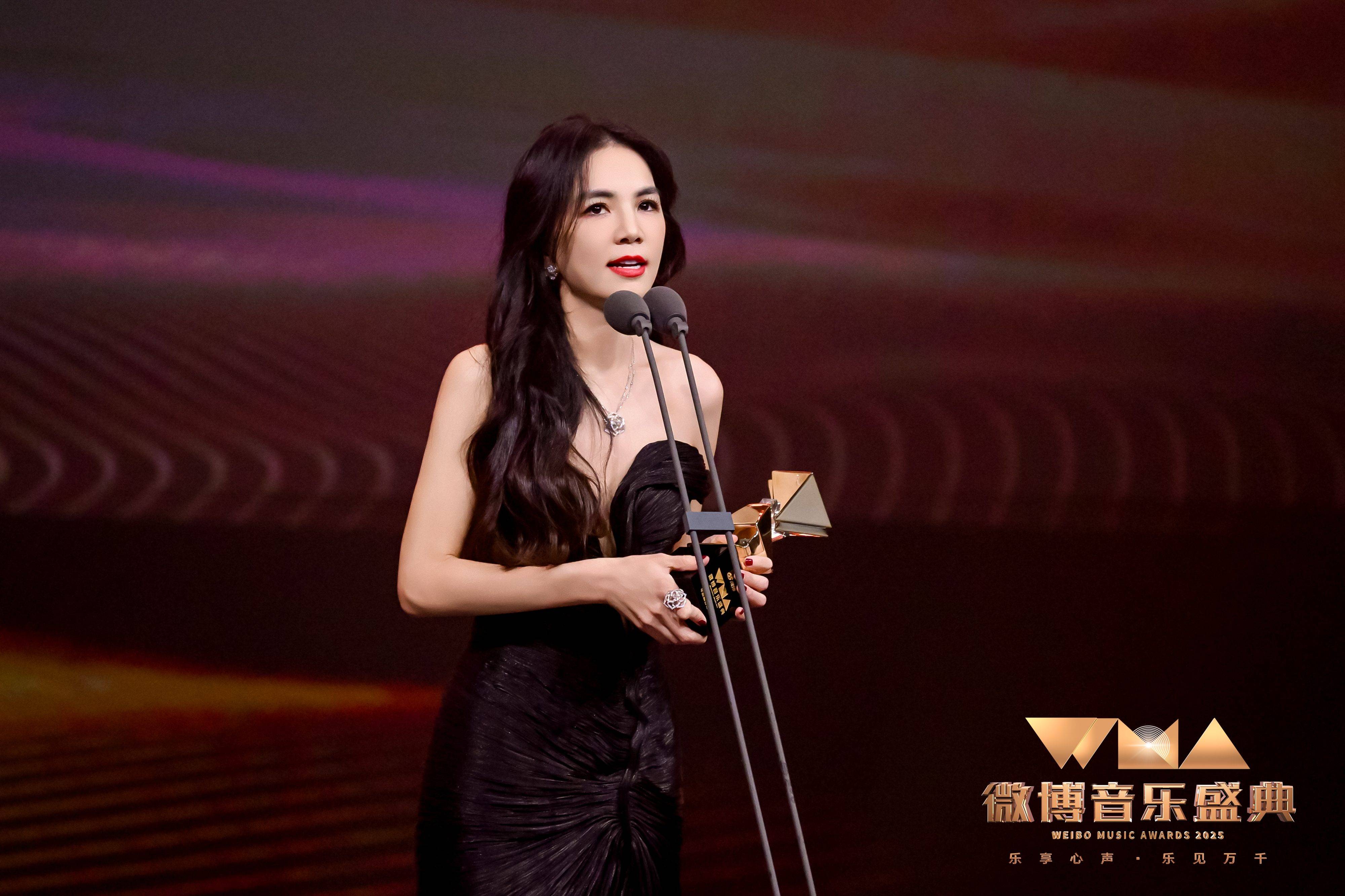 Ella陈嘉桦首巡启动引爆回忆杀 盛典摘奖见证音乐影响力与舞台魅力