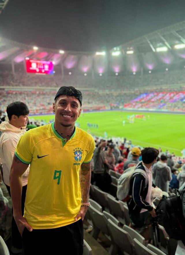 泰山两外援现场观战韩国0-5巴西 克雷桑身披9号球衣(图)