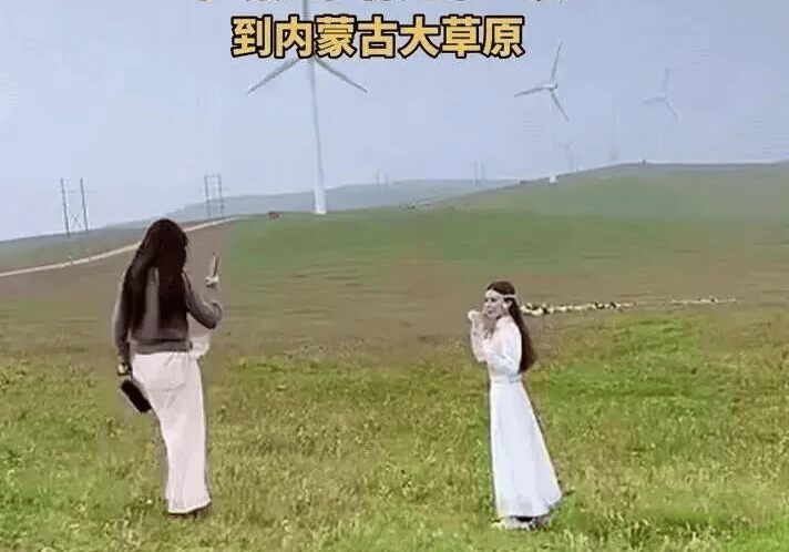 汪小菲马筱梅带孩子来内蒙:小玥儿穿蒙古服太像大S,筱梅白色衣服很仙