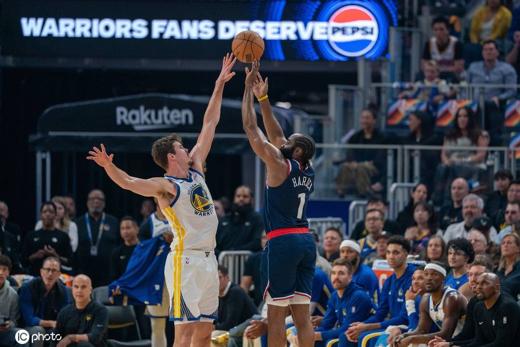 库里低配产出拿捏老头局 哈登下半场隐身顽疾又犯了?