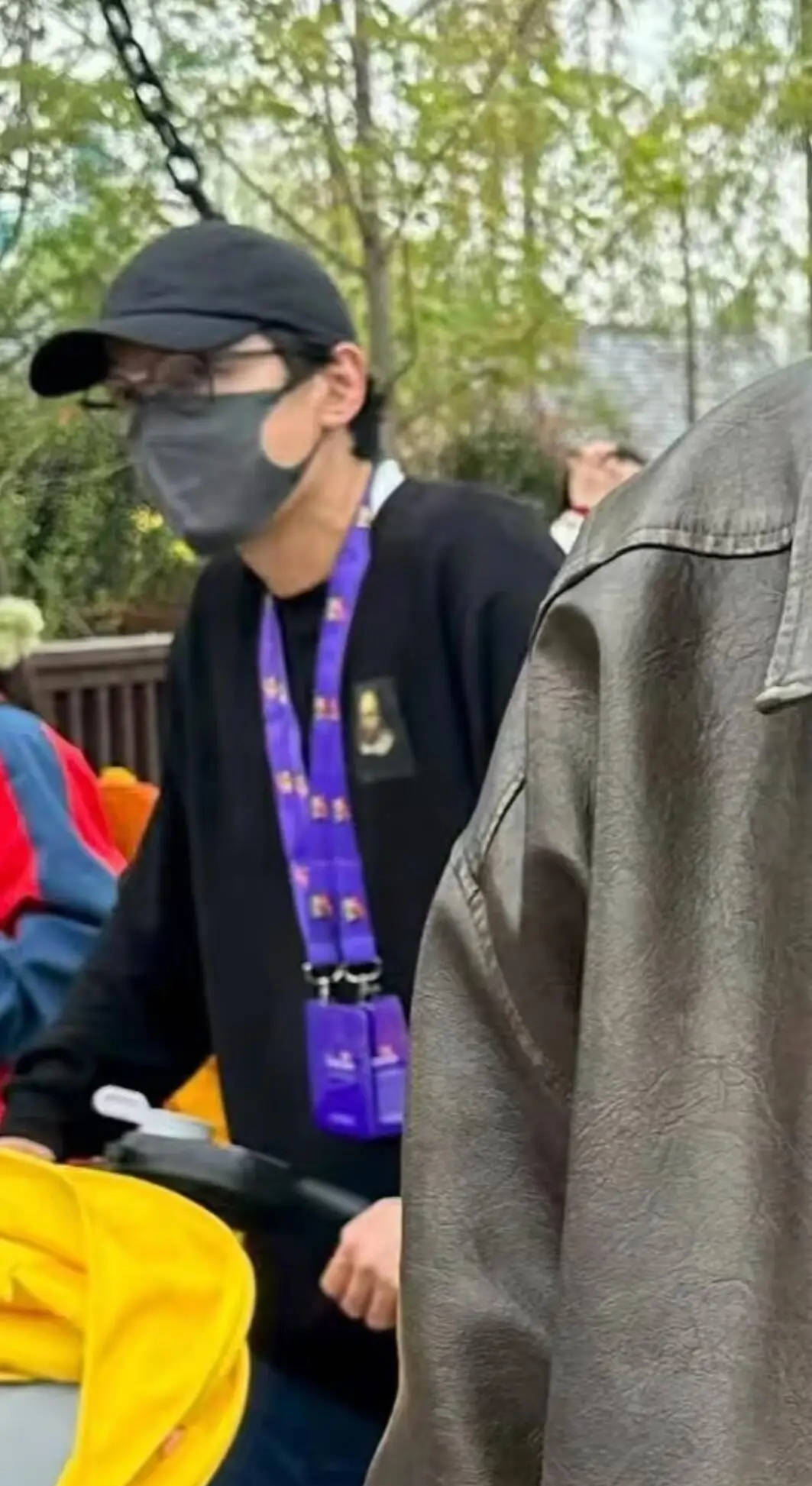 胡歌带女儿逛乐高乐园被偶遇！小茉莉坐在推车里十分乖巧