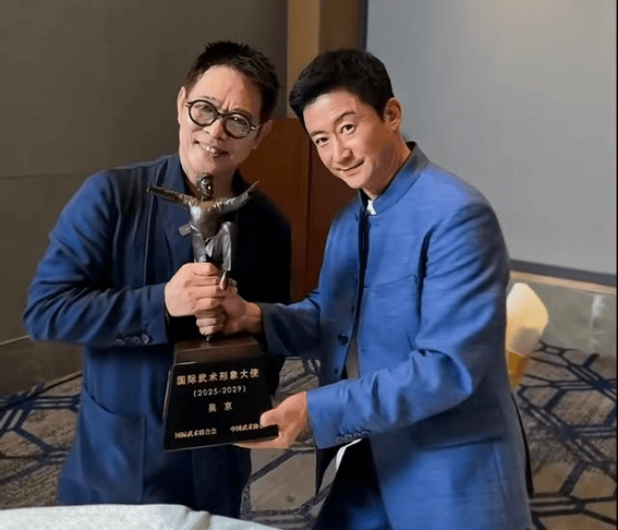 李连杰吴京一同出镜,李连杰婉转回应吴京热梗,强调吴京付出很多