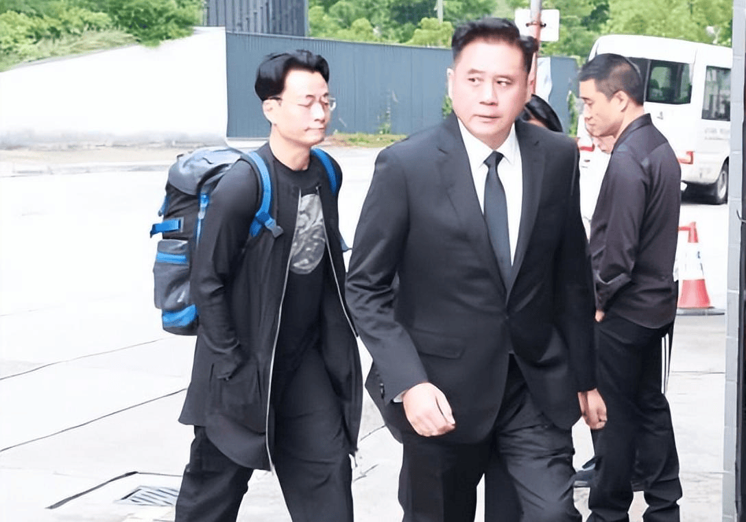 许绍雄出殡众星相送，78岁林子祥双眼含泪，佘诗曼哭着脸奔赴灵堂