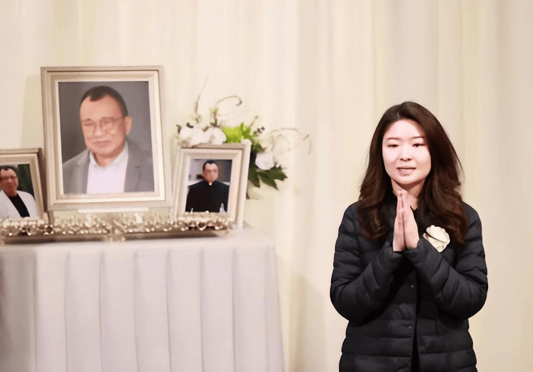 许绍雄出殡众星相送，78岁林子祥双眼含泪，佘诗曼哭着脸奔赴灵堂