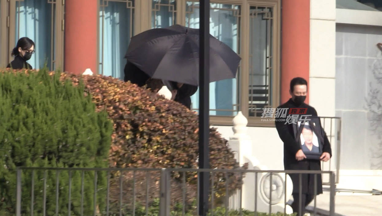 罗晋父亲追悼会举行 唐嫣一身黑衣神情肃穆罗晋手捧遗像