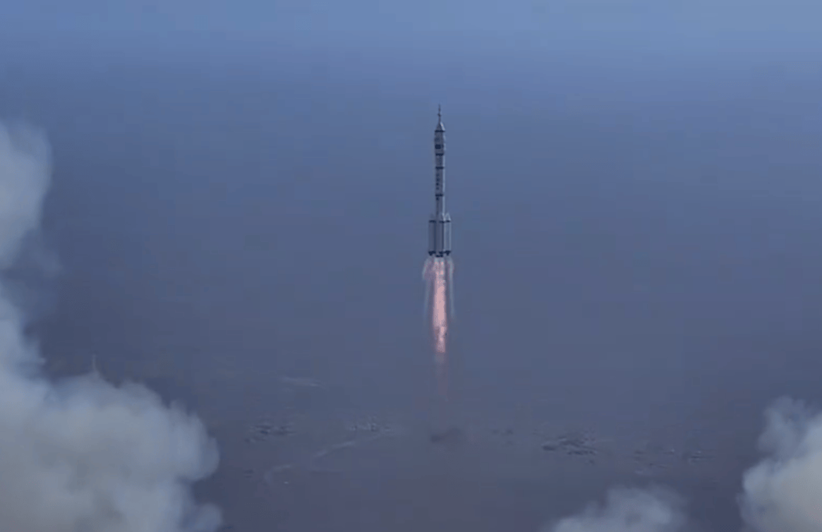 原创 神舟二十二号成功发射!美国难企及中国航天速度,巴航天员将要来