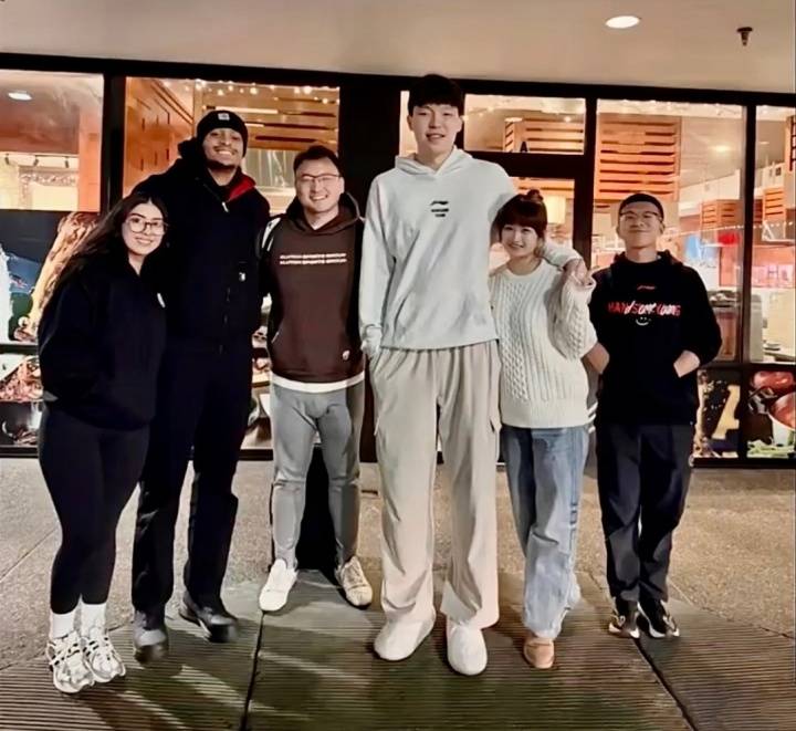 甜！杨瀚森携女友与凯尔登赛后合影