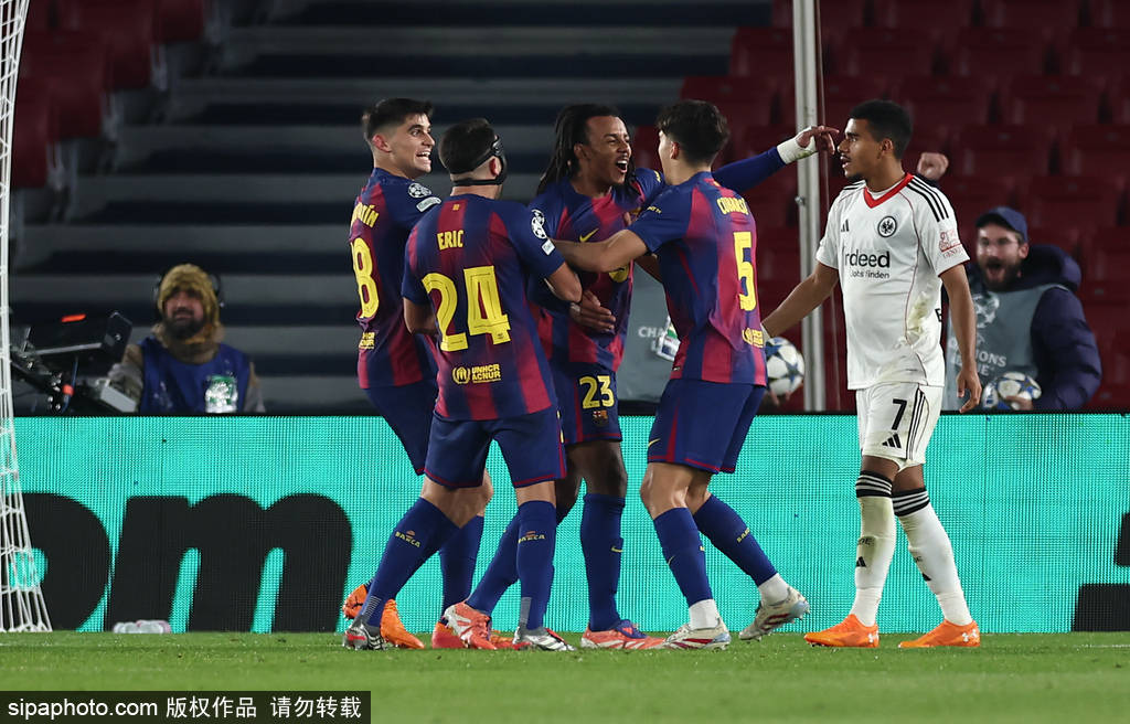 欧冠-孔德3分钟内头球双响 巴萨2-1法兰克福各赛事4连胜