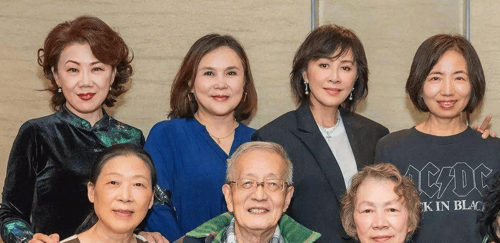 60岁刘嘉玲回苏州参加同学会，合影状态超年轻：50年师生情越陈越醇