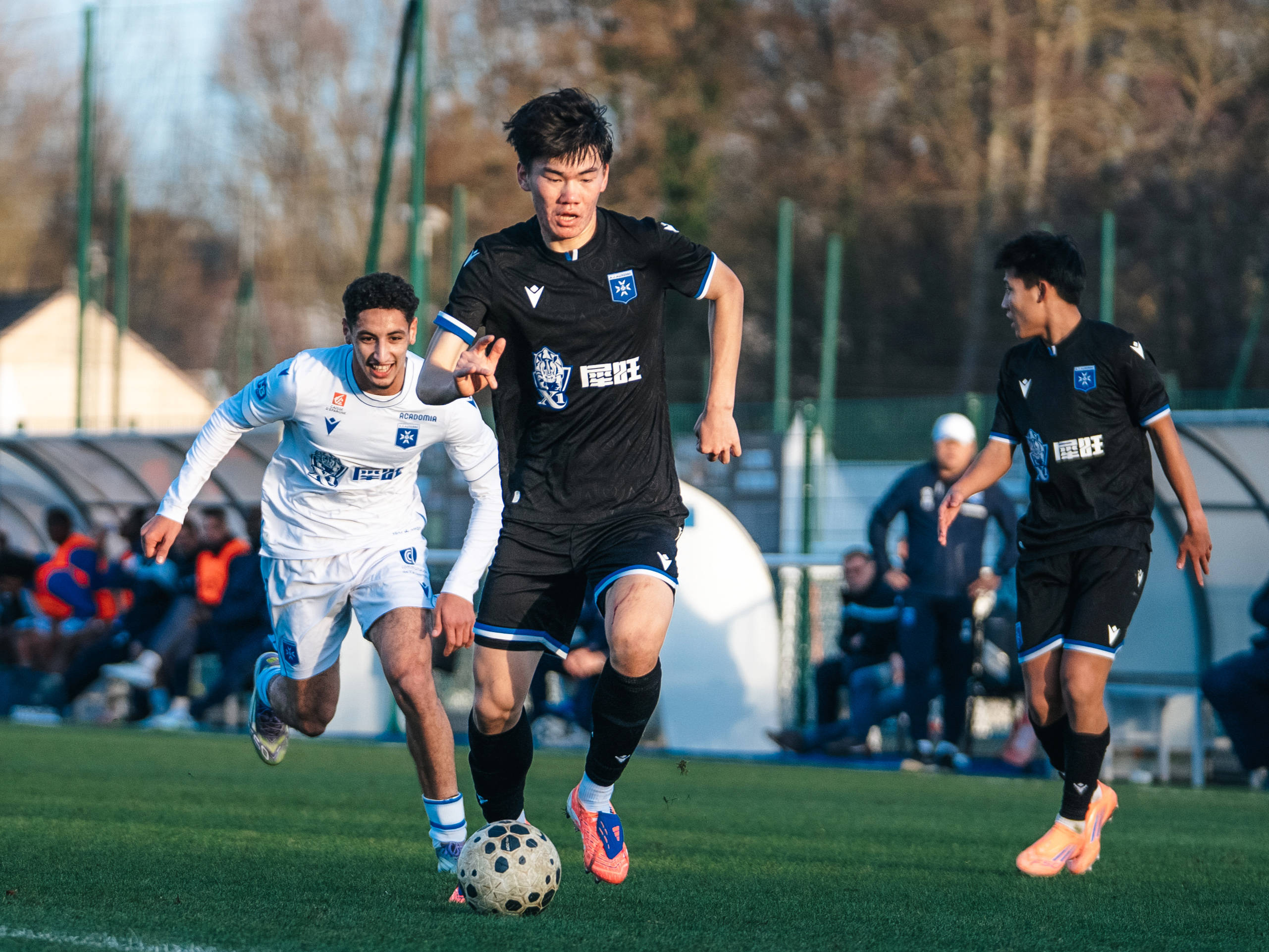 2025中国男足球员留洋欧洲观察：跳出舒适圈后的现实挑战