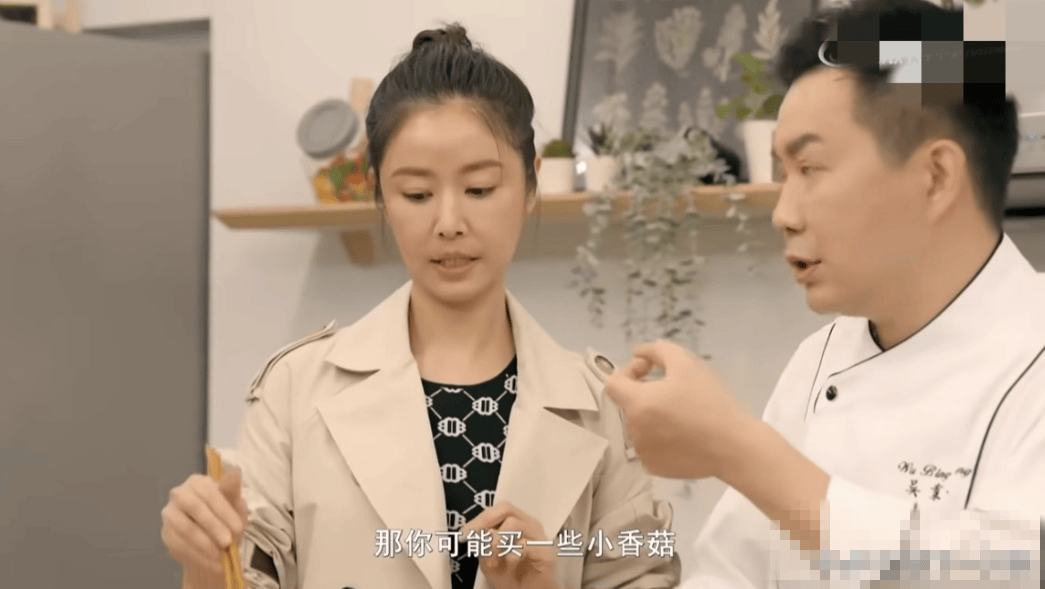 林心如为老公庆生！亲手做猪脚面配着红酒，蛋糕上是女儿爱的雪宝