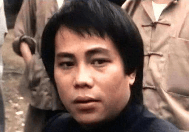 “陈真”梁小龙：定居成都当老板，77岁身手矫健，儿女双全很幸福