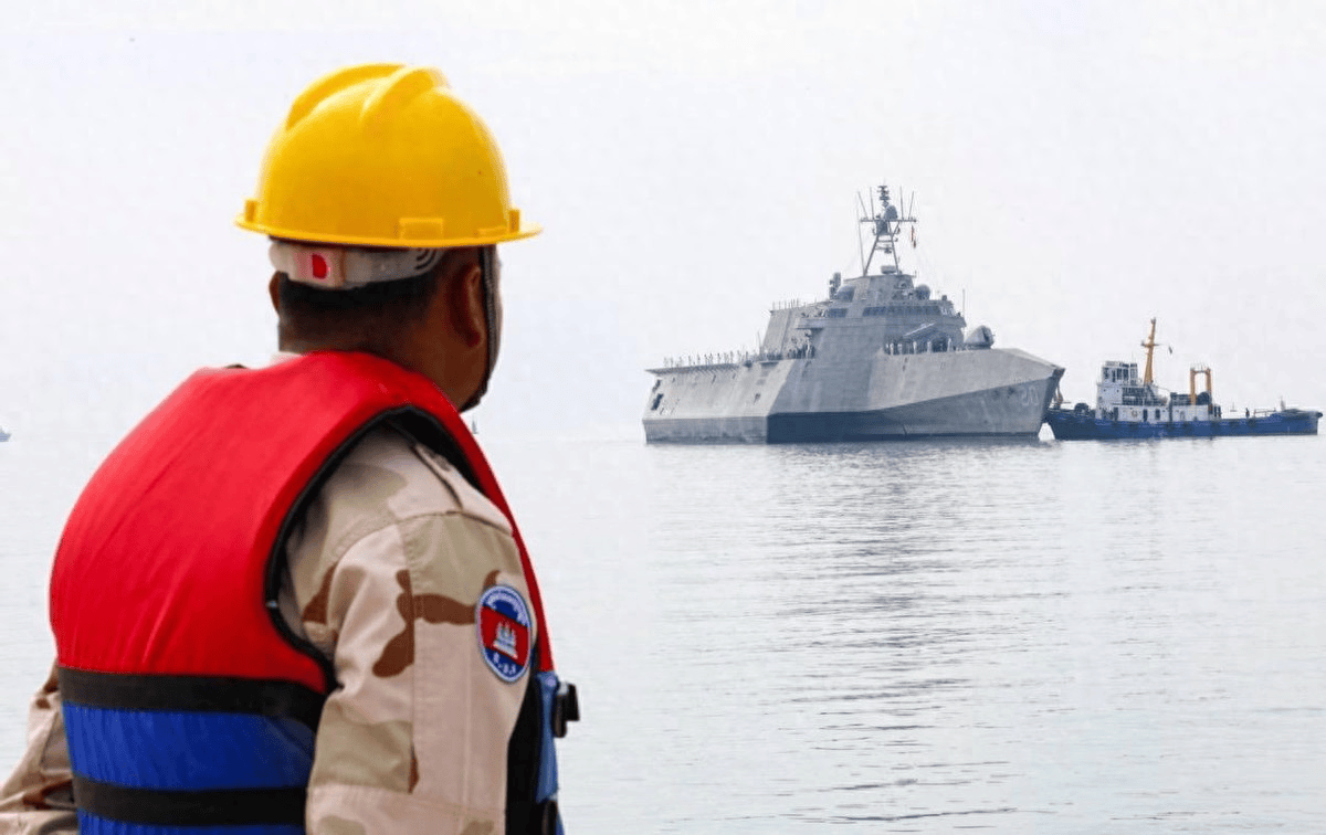柬埔寨无条件开门迎客,美军舰停靠中国援建基地,中美军舰近距离隔空相望