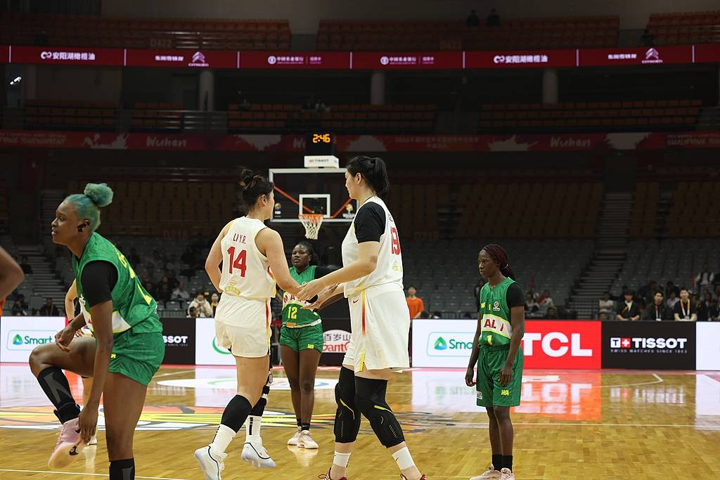 表现-女篮三大中锋合砍47分 张子宇12分初露峥嵘