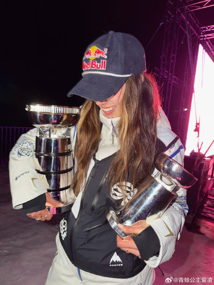 实力强劲!谷爱凌雪盟总决赛夺冠 手捧奖杯笑意满满