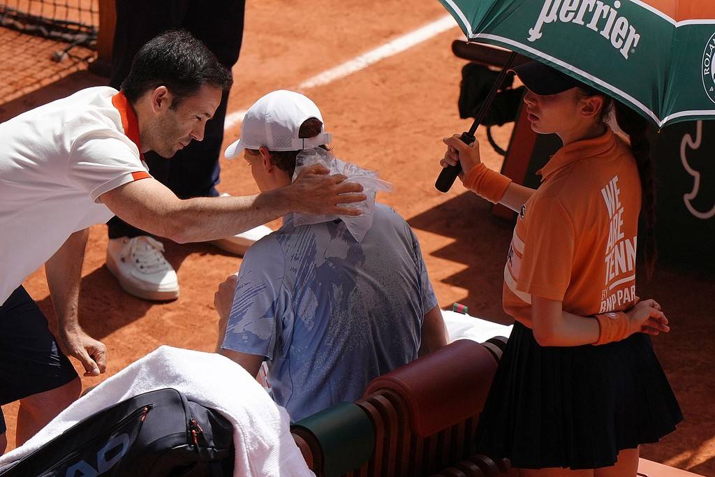 爆大冷!法网-塞伦德罗3-2惊天逆转辛纳 生涯首胜世界第一